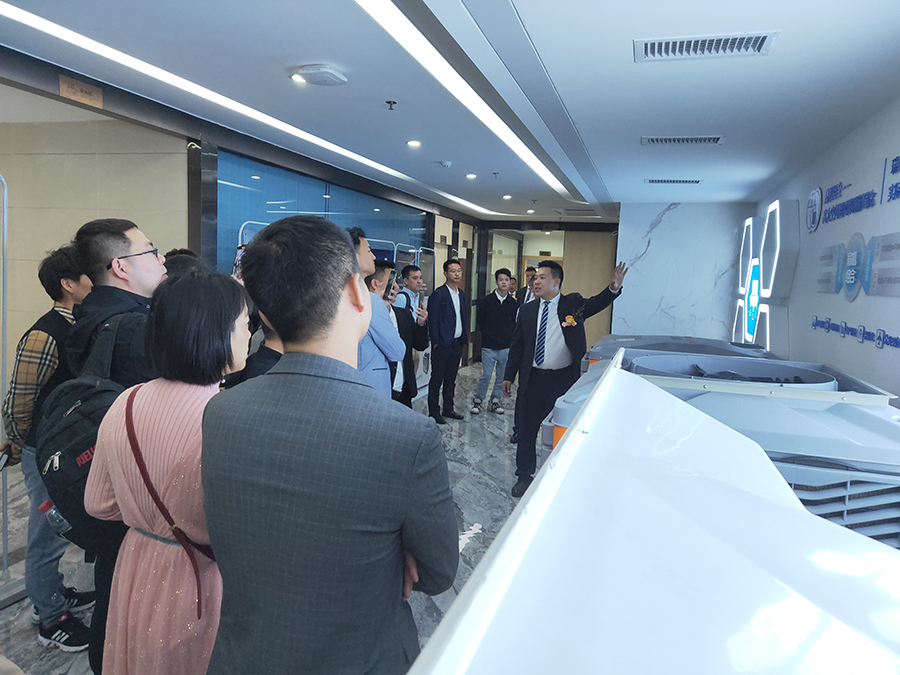 會后瑞泰風董事長向嘉賓介紹產(chǎn)品